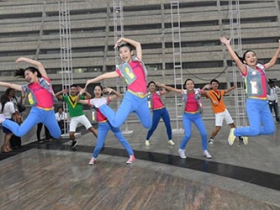The powerful performance full of the energy of love and peace by the young international volunteers of FOWPAL attracted the attention of the justices who were originally engaged in conversation.
